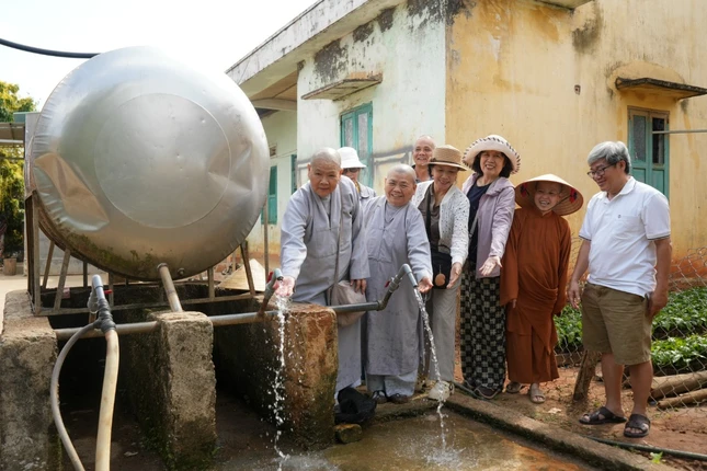 Đoàn bàn giao giếng nước sinh hoạt cho người dân thôn K’Bay (xã Sa Bình)