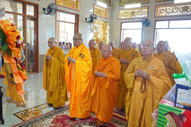 Chư tôn đức dâng hương tại chánh điện chùa Đức Hòa