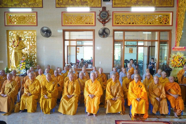 Chư tôn đức tham dự lễ
