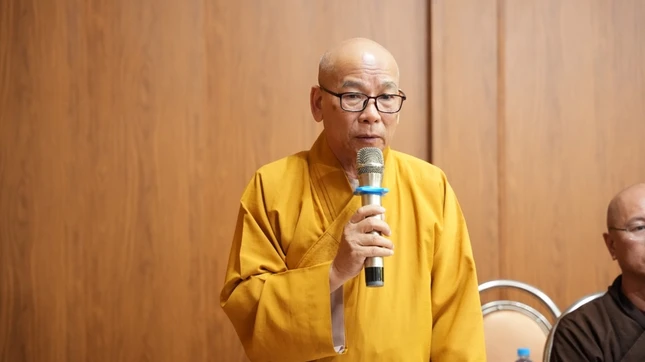 Thượng tọa Thích Hạnh Huệ phát biểu tại buổi họp