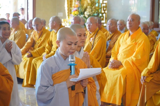 Sư cô Thích nữ Phúc Thuận báo cáo quá trình trùng tu chùa
