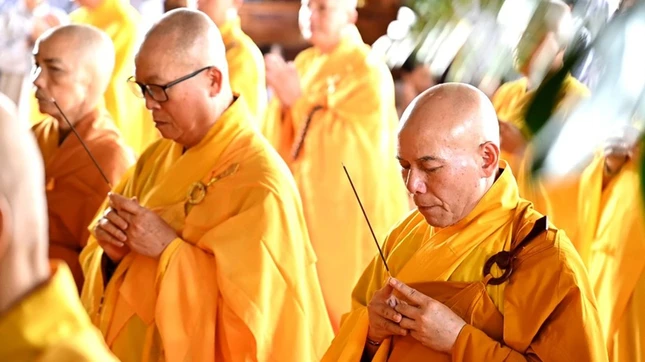 Chư tôn đức niêm hương Tam bảo