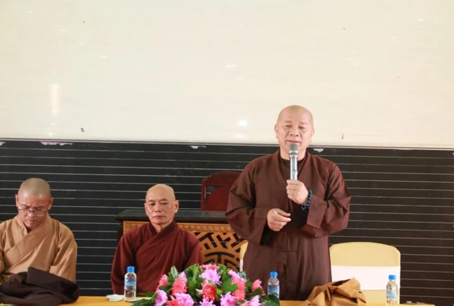 Thượng tọa Thích Bửu Minh điều hành buổi họp