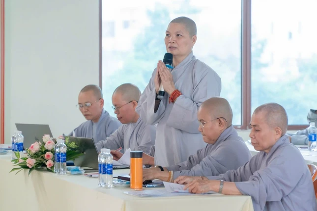 Ni sư Thích nữ Huệ Đức phát biểu tại buổi họp
