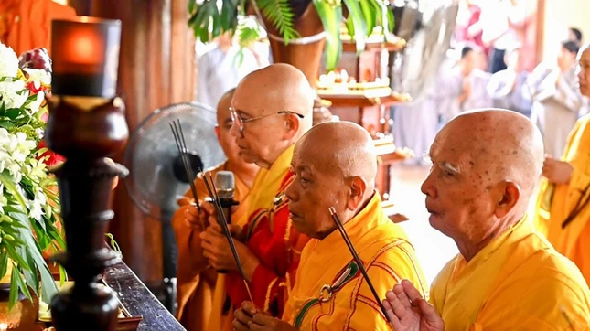 Chư vị giáo phẩm dâng hương Tam bảo tại chánh điện chùa Cảnh Long