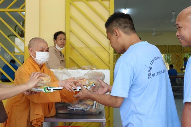Trao quà đến bệnh nhân tâm thần
