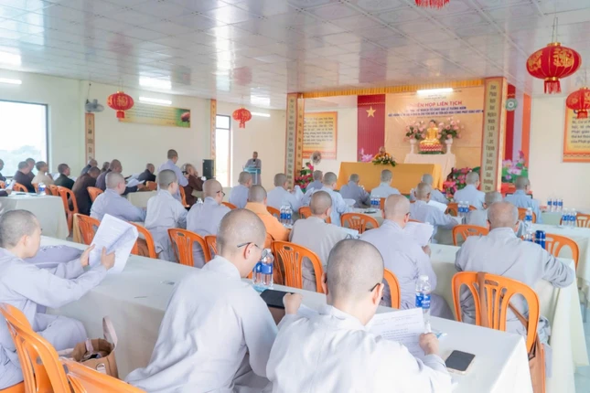 Quang cảnh buổi họp
