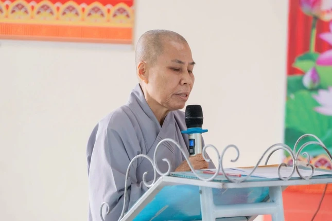 Ni trưởng Thích nữ Thông Mẫn trình bày dự thảo kế hoạch tổng thể tổ chức Đại lễ