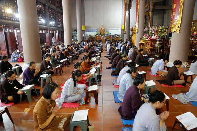 Bà con địa phương và Phật tử tham gia khóa tu hàng tuần tại Trụ sở Ban Trị sự - chùa Linh Quang Ảnh: Thích Đức Thành