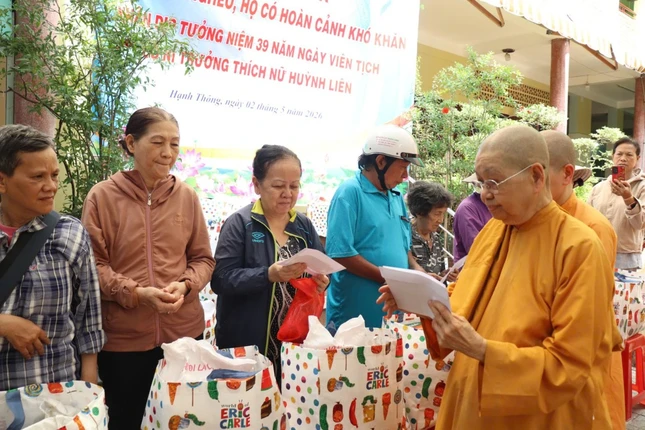 Đoàn từ thiện tịnh xá Ngọc Phương trao quà đến những hoàn cảnh khó khăn