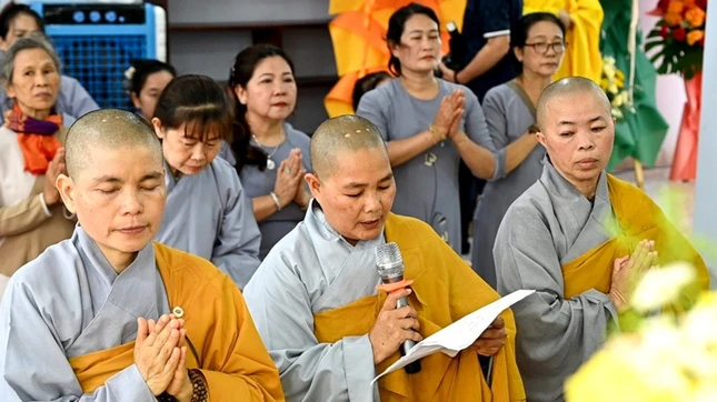Sư cô trụ trì báo cáo quá trình trùng tu chùa