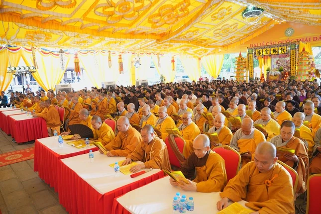 Chư tôn đức Tăng Ni và Phật tử trì tụng kinh Dược Sư cầu an