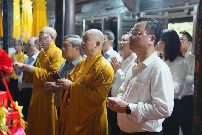 Lãnh đạo TP.Hà Nội và chư tôn đức Trung ương GHPGVN, Ban Trị sự GHPGVN Thành phố đã thực hiện nghi thức dâng hương cầu nguyện quốc thái dân an tại chùa Kiến Sơ và Đền Phù Đổng