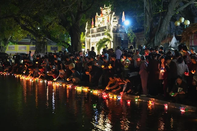 Phật tử thả hoa đăng cầu nguyện