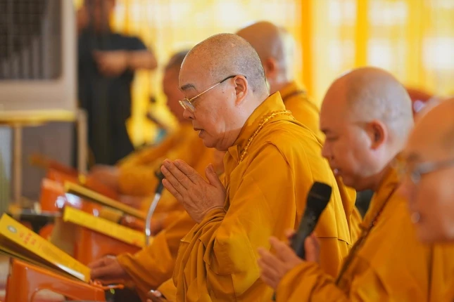 Trưởng lão Hòa thượng Thích Thanh Nhiễu chủ trì khóa lễ cầu an