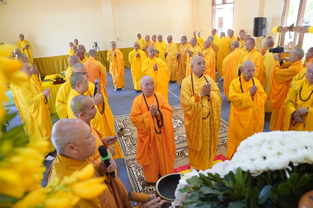 Chư tôn đức niêm hương Tam bảo