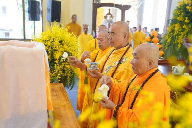 Chư tôn đức sái tịnh kim quan