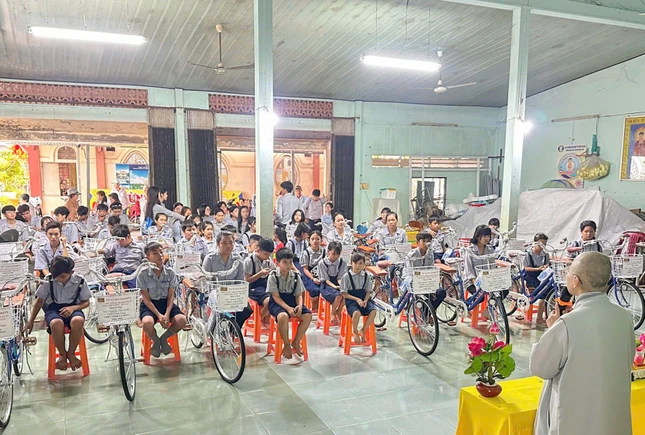 Ni trưởng Thích nữ Minh Liên động viên các em đoàn sinh tu học