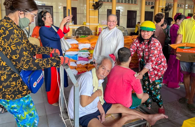 Đoàn từ thiện chia sẻ với bà con khuyết tật