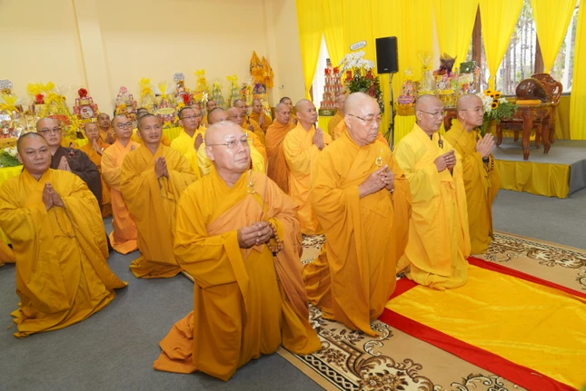 Ban Thường trực Ban Trị sự tỉnh thành kính đảnh lễ Giác linh Trưởng lão Hòa thượng