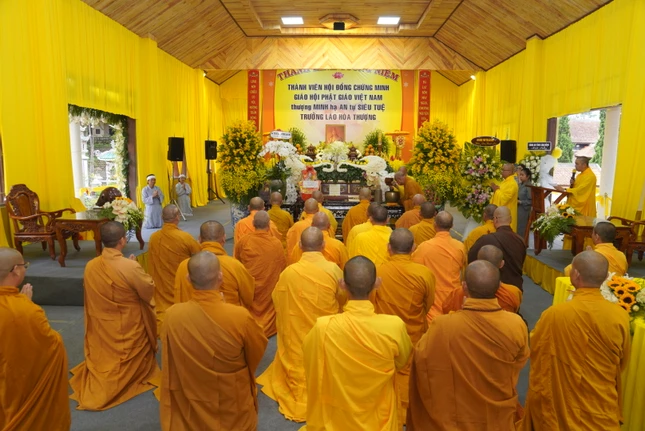 Chư tôn đức đảnh lễ Tam bảo tại Giác linh đường