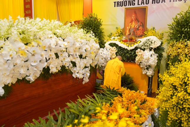 Kim quan Trưởng lão Hòa thượng tôn trí tại chùa Linh Sơn
