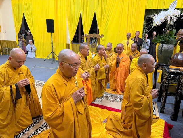 Chư tôn đức Hội đồng Chứng minh, Hội đồng Trị sự, Ban Trị sự tỉnh dâng hương tưởng niệm