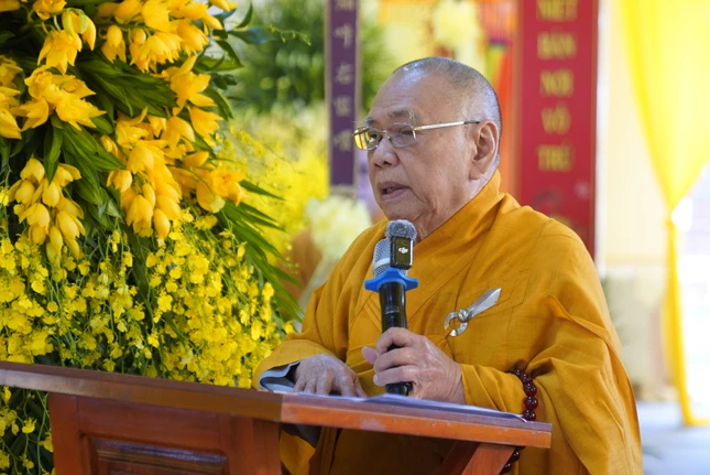 Trưởng lão Hòa thượng Thích Thiện Pháp thay mặt Trung ương Giáo hội kính viếng, tưởng niệm