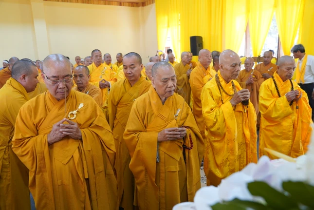 Chư tôn đức dâng hương tưởng niệm