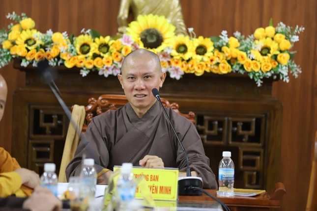 Thượng tọa Thích Nguyên Minh chủ trì buổi họp