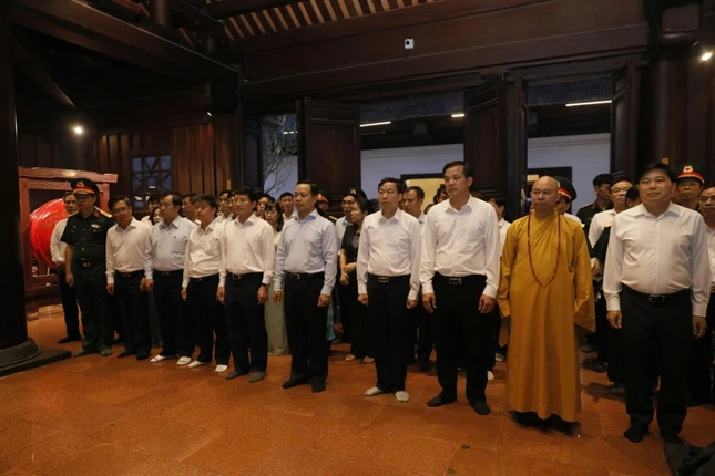 Đoàn đại biểu dành phút mặc niệm