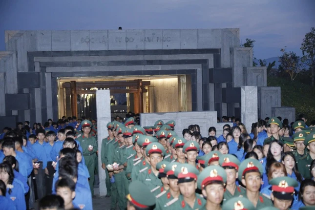 Các đoàn viên, thanh niên, học sinh tại Đền thờ Liệt sĩ tại Chiến trường Điện Biên Phủ