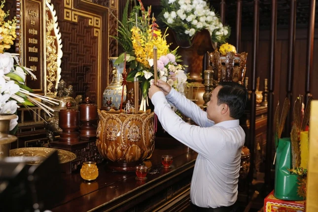Thành kính dâng hương