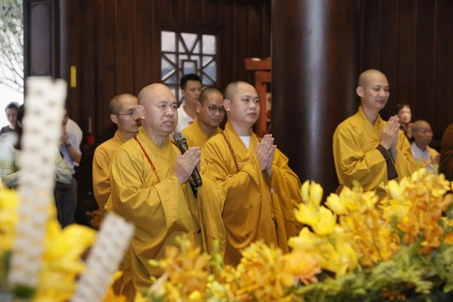 Chư tôn đức thực hiện khóa lễ tâm linh theo truyền thống