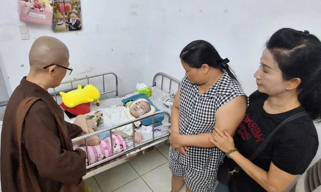 Đoàn thăm hỏi và trao quà đến bệnh nhi