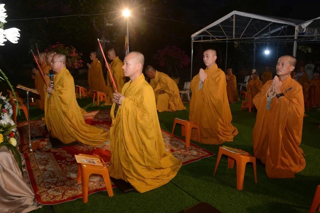 Chư tôn đức niêm hương bạch Phật