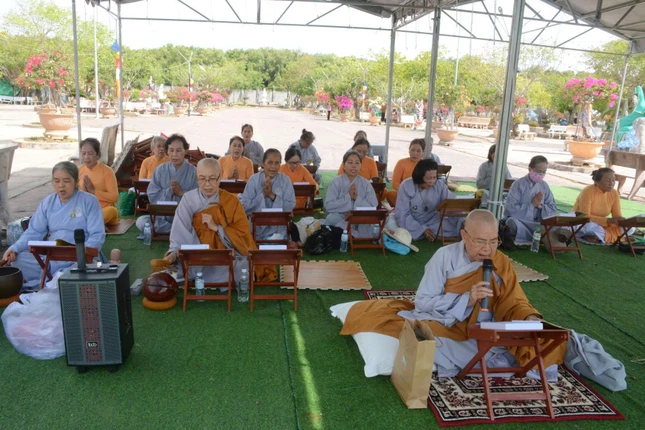 Chư Ni và Phật tử thực hiện khóa lễ trong khuôn viên Quán Âm Phật Đài