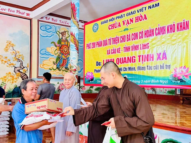 Đoàn trao quà đến bà con địa phương