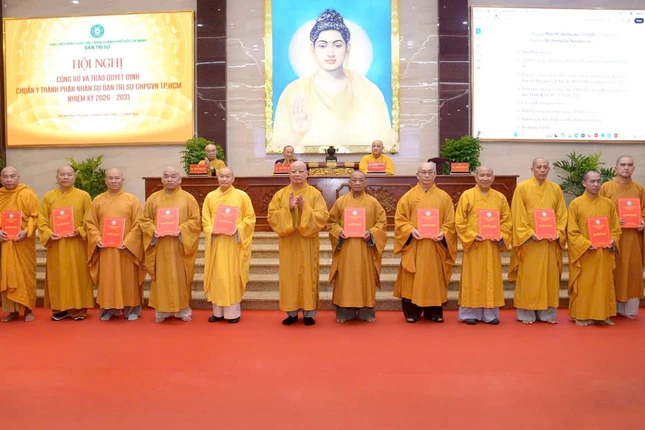 Thành viên Ban Tăng sự Phật giáo TP.HCM nhiệm kỳ 2026-2031 nhận quyết định - Ảnh: Bảo Toàn