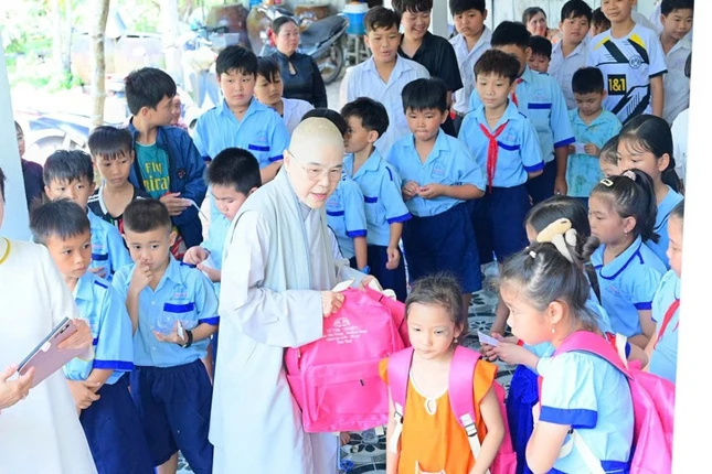 Ni trưởng Thích nữ Minh Liên trao quà cho học sinh khó khăn Ni trưởng Thích nữ Minh Liên trao quà cho học sinh khó khăn