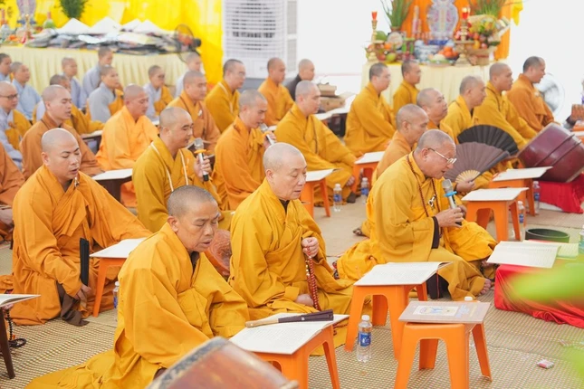 Chư tôn đức thực hiện khóa lễ trì tụng kinh Dược Sư