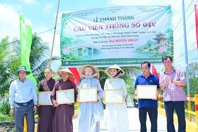 Lãnh đạo địa phương trao Bằng khen cảm ơn đoàn từ thiện Lãnh đạo địa phương trao Bằng khen cảm ơn đoàn từ thiện