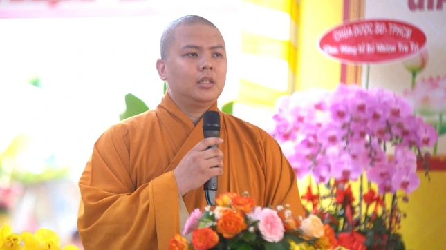 Đại đức Thích Huệ Nghiêm tuyên đọc quyết định bổ nhiệm trụ trì