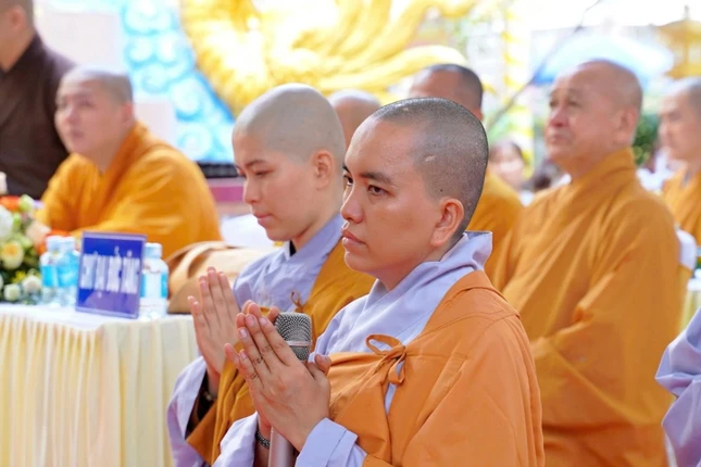 Sư cô tân trụ trì dâng lời phát nguyện