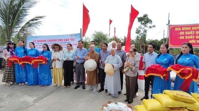 Đoàn tại buổi trao quà