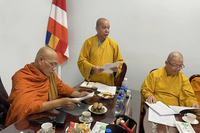 Chư tôn đức tham dự họp