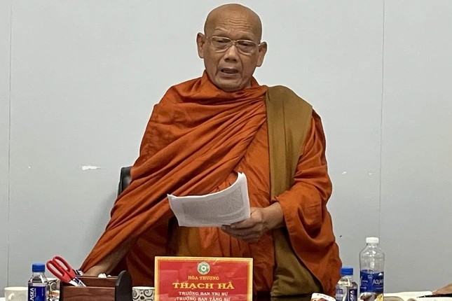 Hòa thượng Thạch Hà chủ trì buổi họp