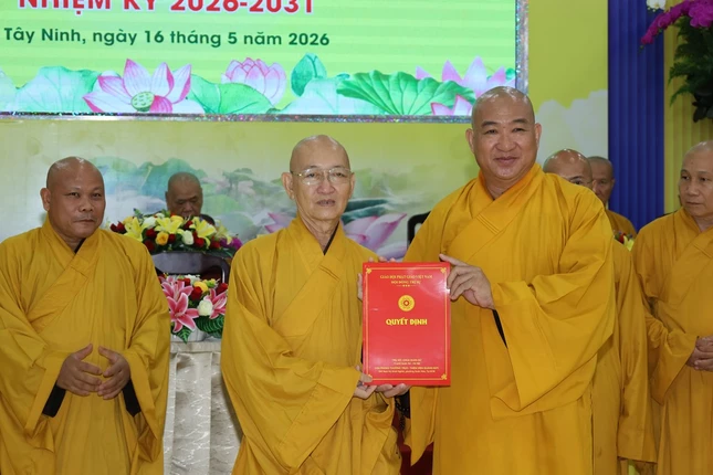 Thượng tọa Thích Quảng Tâm nhận quyết định từ Thượng tọa Thích Phước Nguyên