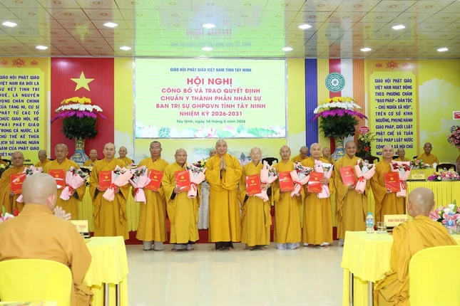 Chư tôn đức Ban Thường trực Ban Trị sự nhận quyết định