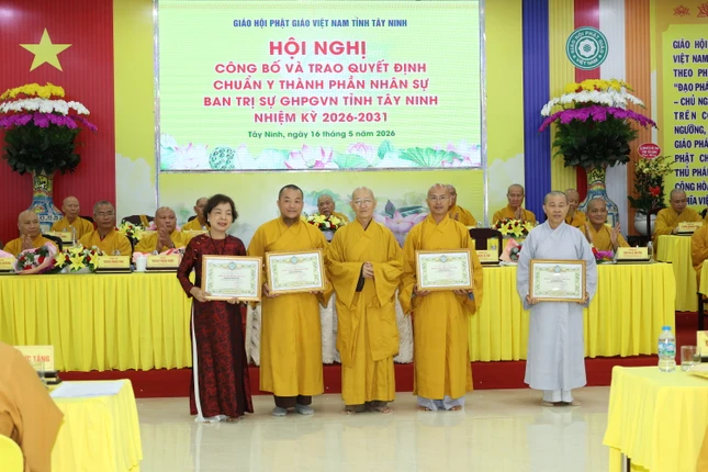 Chư tôn đức nhận Bằng tuyên dương công đức